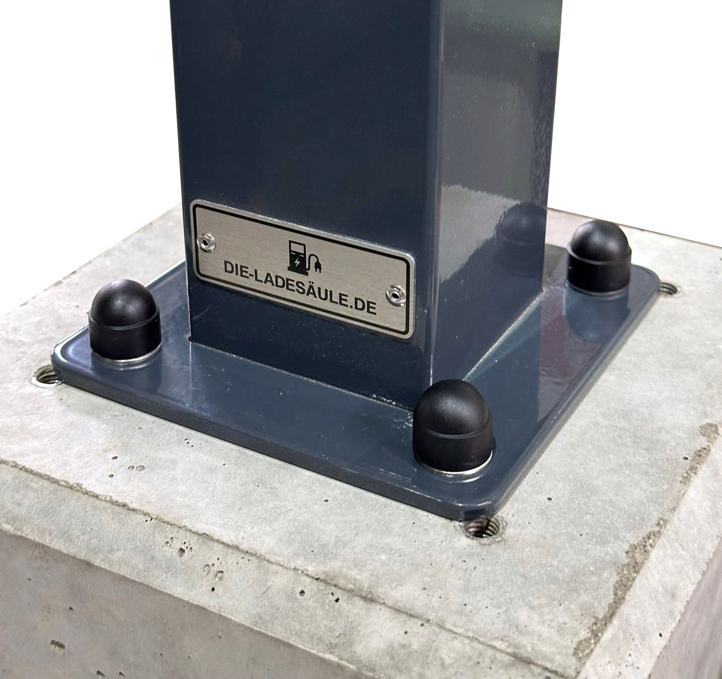 Fondation préfabriquée en béton pour la colonne de recharge "DIE-LADESÄULE.FR", le pied ou la stèle