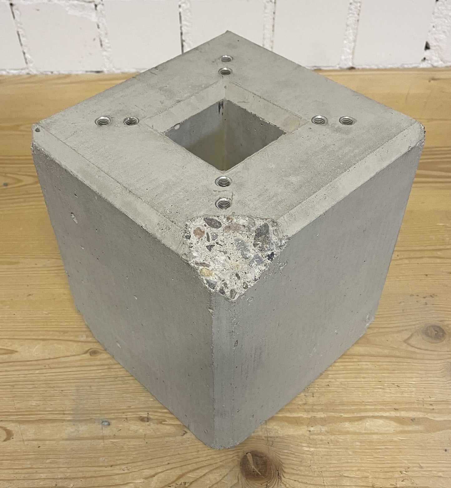Fondation préfabriquée en béton pour la colonne de recharge "DIE-LADESÄULE.FR", le pied ou la stèle