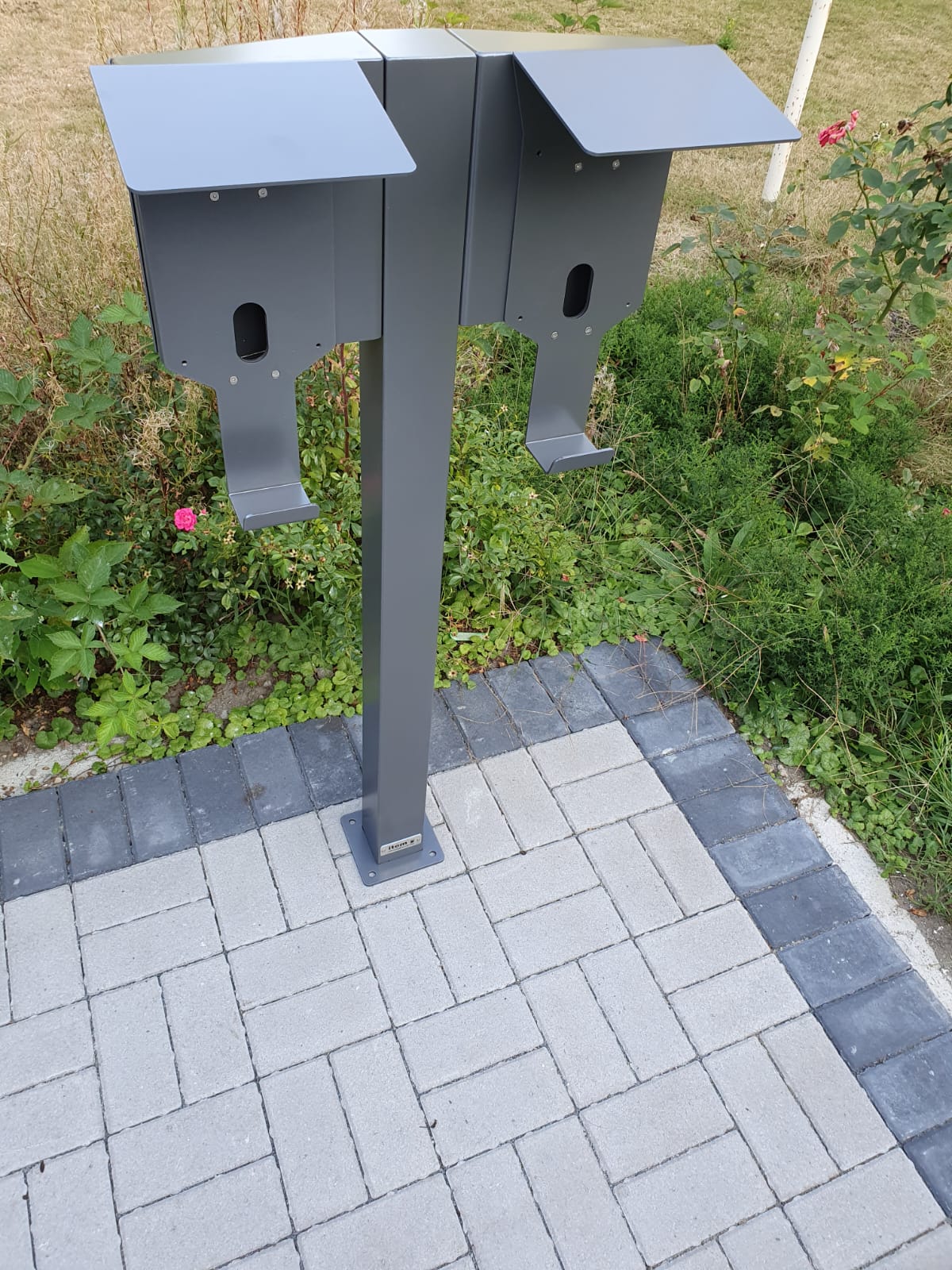 Colonne de charge adaptée à 2 Easee Wallbox avec toit | BESIDE | Support | Pied | Stèle | Base