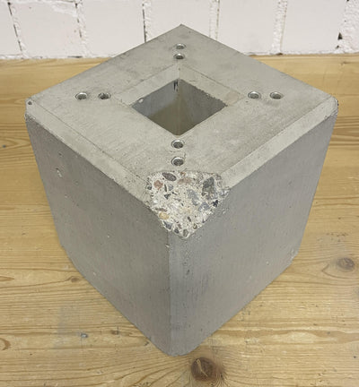 Fondation préfabriquée en béton pour la colonne de recharge "DIE-LADESÄULE.FR", le pied ou la stèle